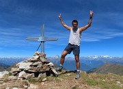 03 In vetta al Monte Masoni (2663 m) con vista verso le Alpi Retiche